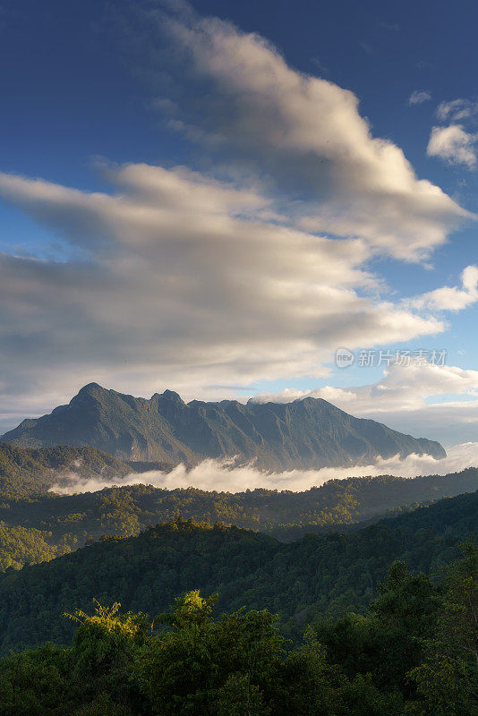 美丽的日出景色在Doi Luang Chiang Dao，泰国清迈